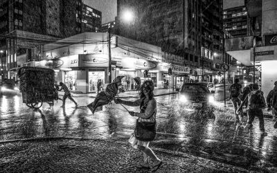 Temporal atinge Curitiba e região metropolitana na tarde de hoje causando muitos estragos. Na foto pessoas correm da forte chuva no centro de Curitiba