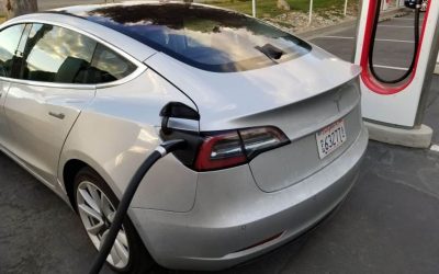 Veículo elétrico abastecido nos EUA. 
Divulgação/Tesla